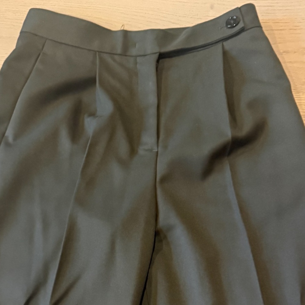 NWOT The Frankie Shop Kamila Wide Leg Trousers
Khaki -  Medium - Picture 7 of 7